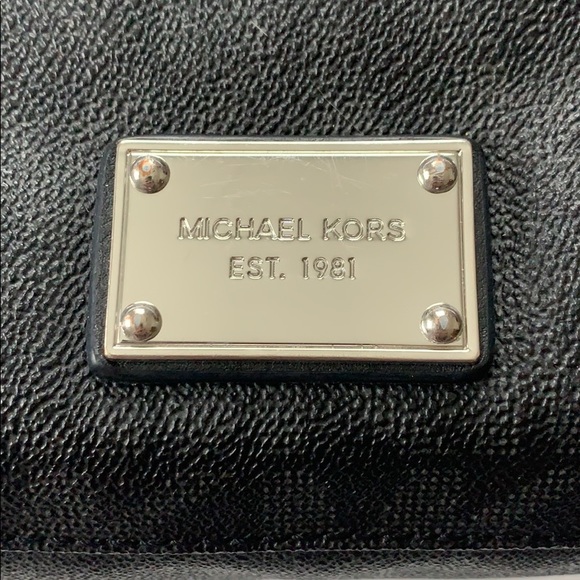 Michael Kors Jet Set Travel Messenger Bag - Picture 15 of 15